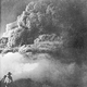 Pobladores observan la nube de cenizas de 1902. Wikimedia Commons